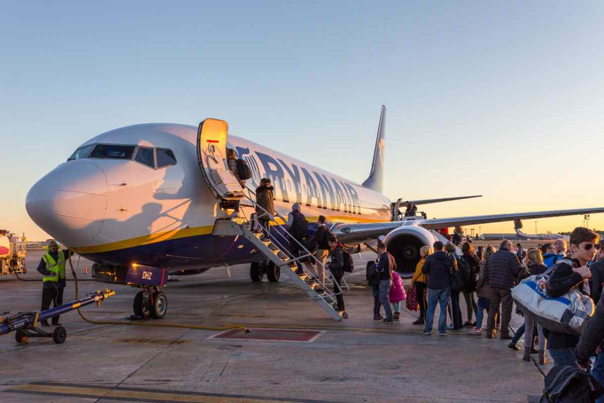 persone salgano su aereo