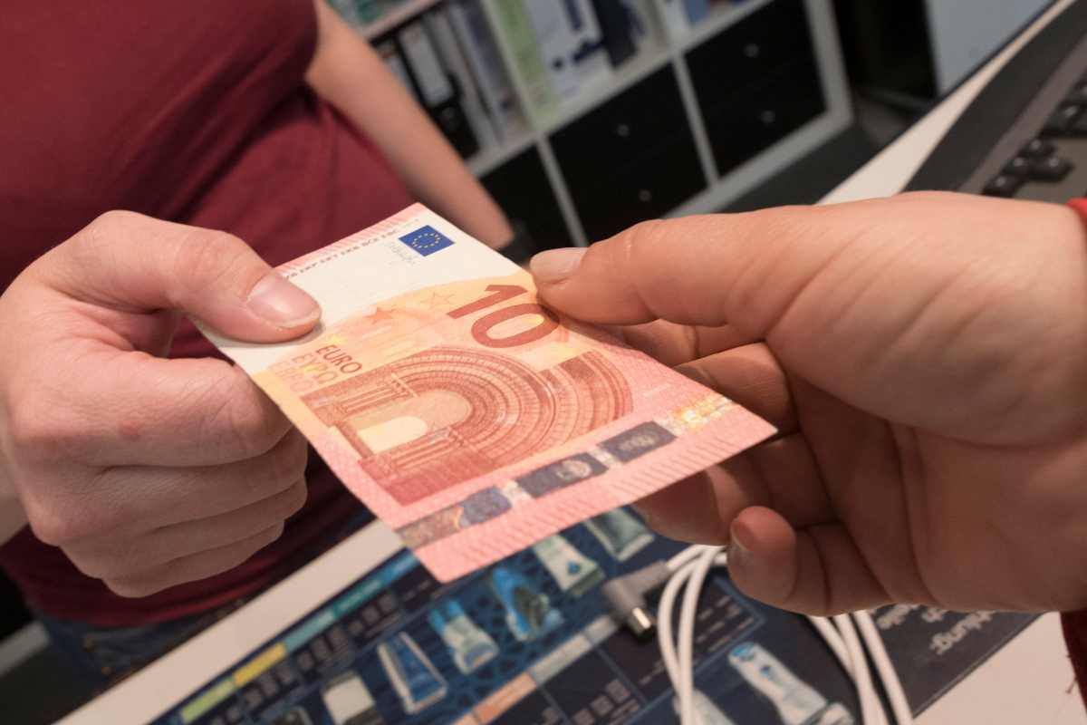 persona riceve 10 euro