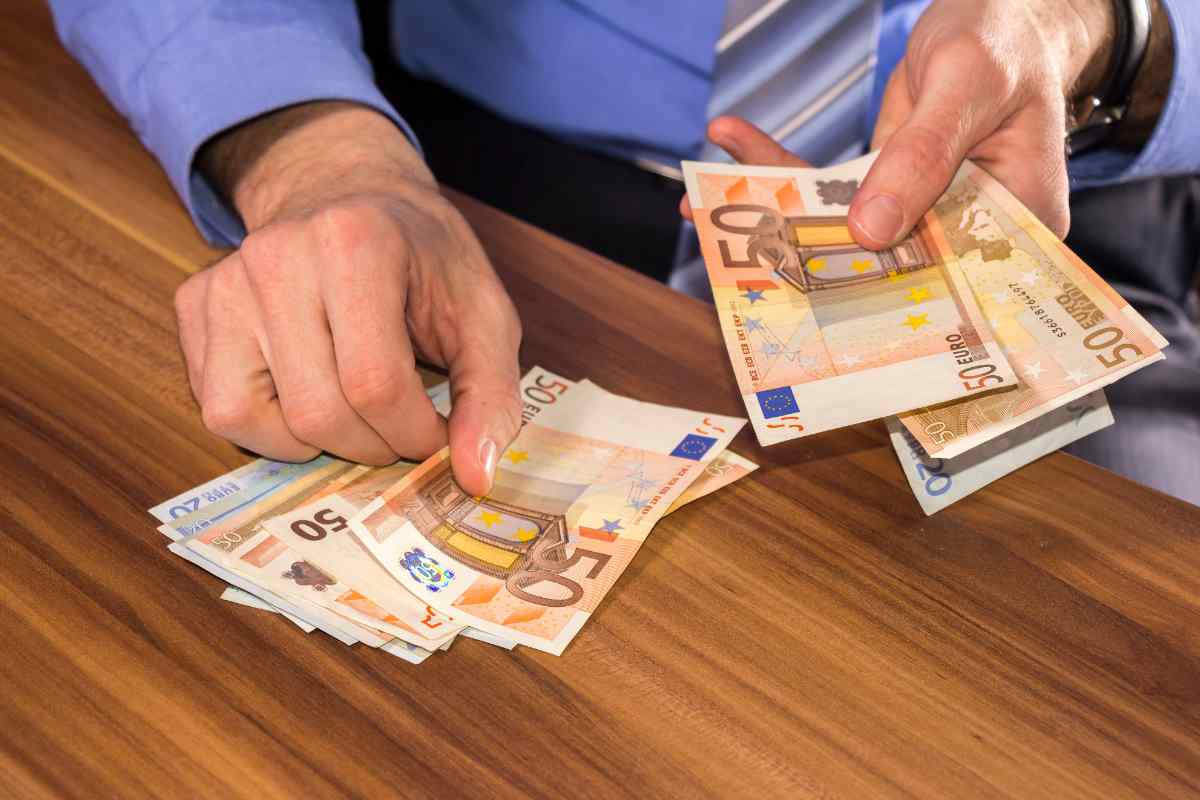 uomo conta banconote