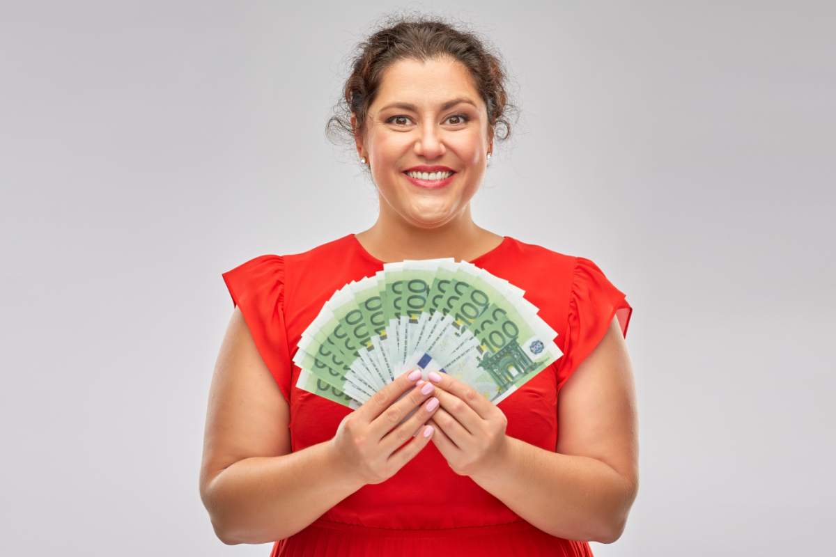 donna soldi contanti