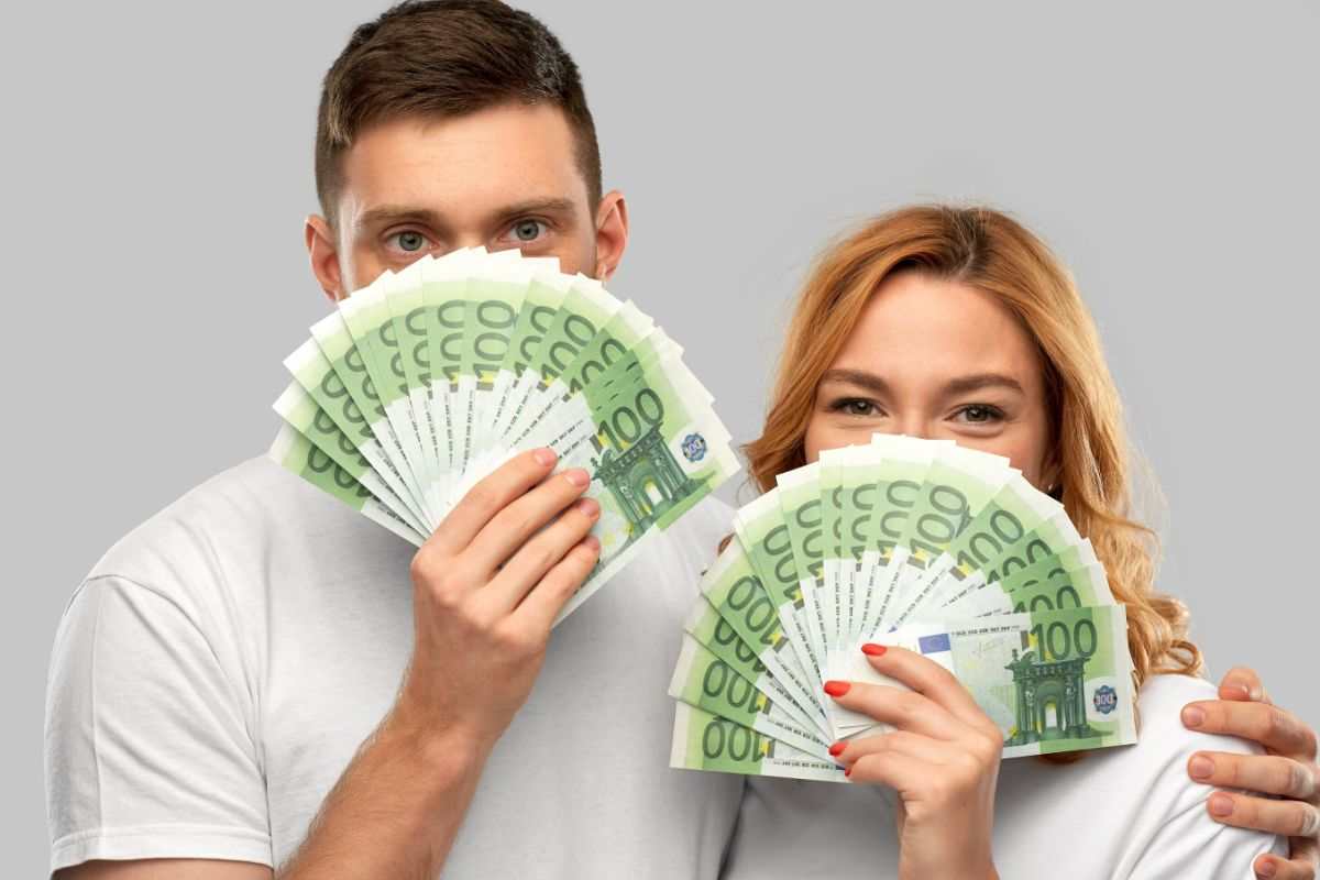 coppia con contanti in mano