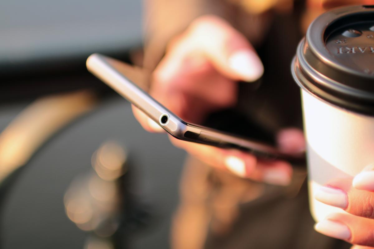 donna usa smartphone