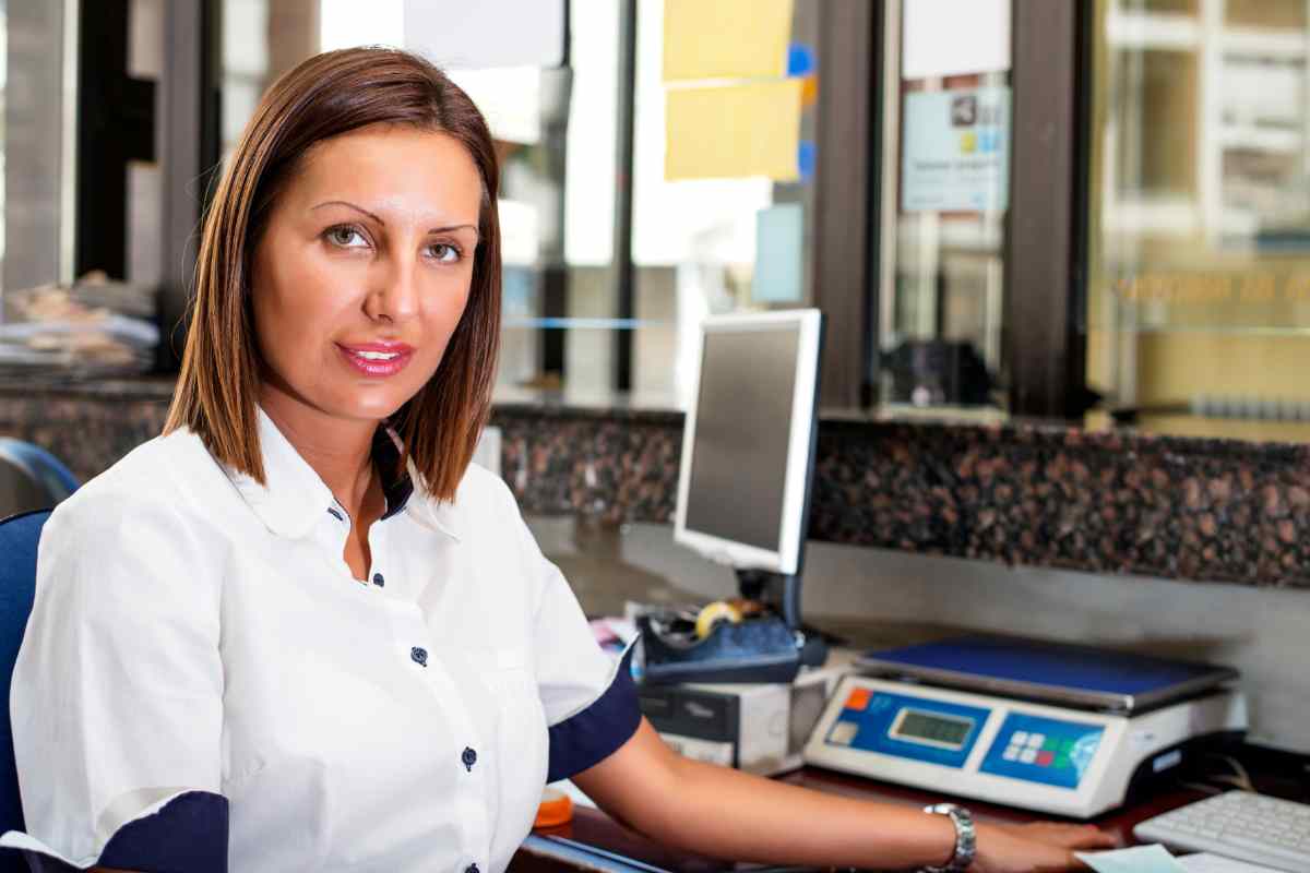 impiegata ufficio postale