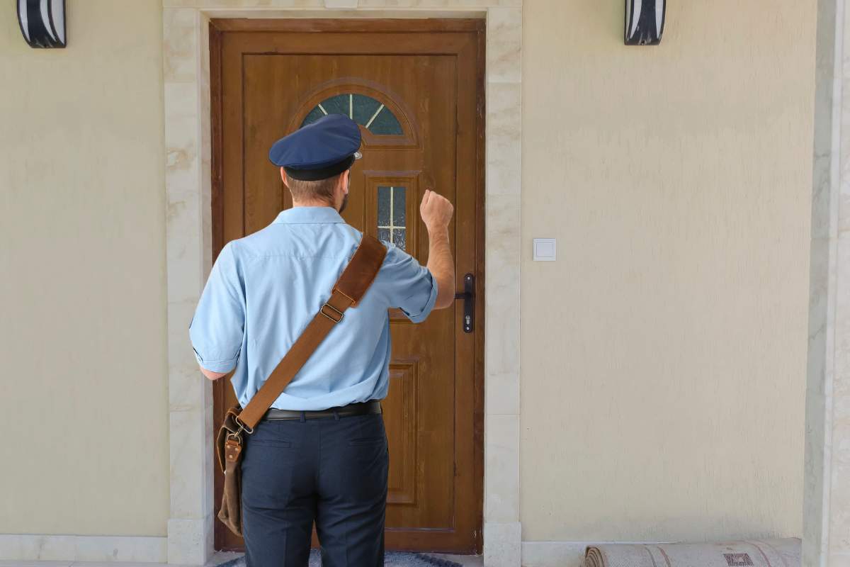 vigile che bussa alla porta