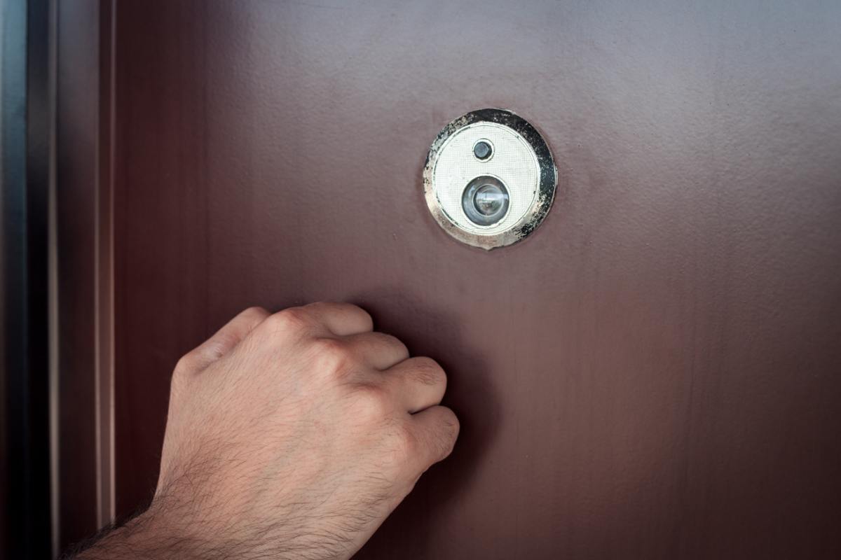 persona bussa alla porta