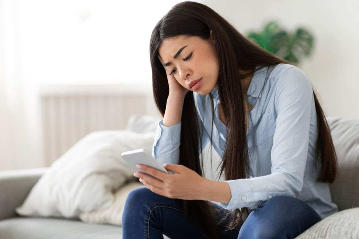 donna guarda cellulare