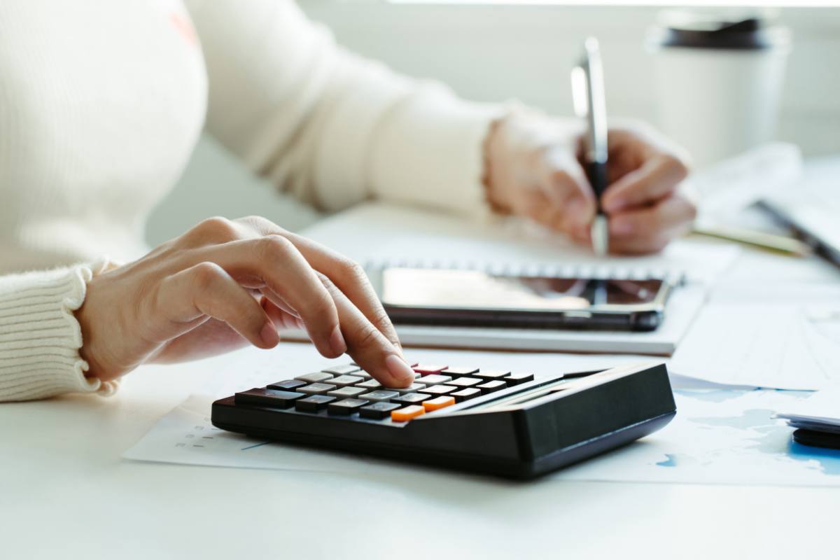 donna fa i conti con la calcolatrice