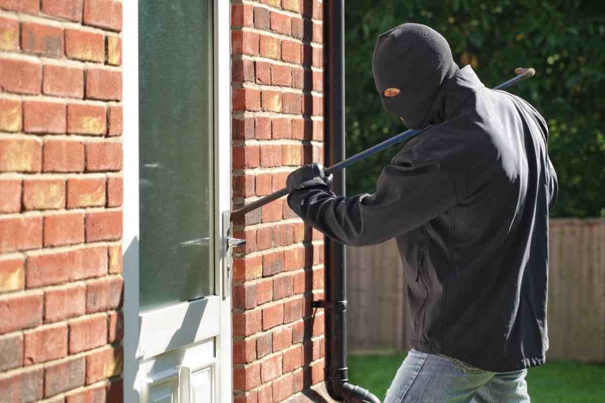 ladro tenta di entrare in casa