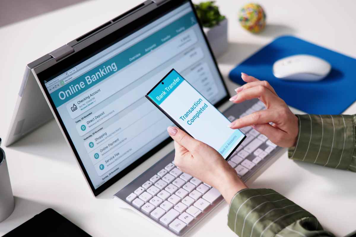 persona usa smartphone e pc online banking