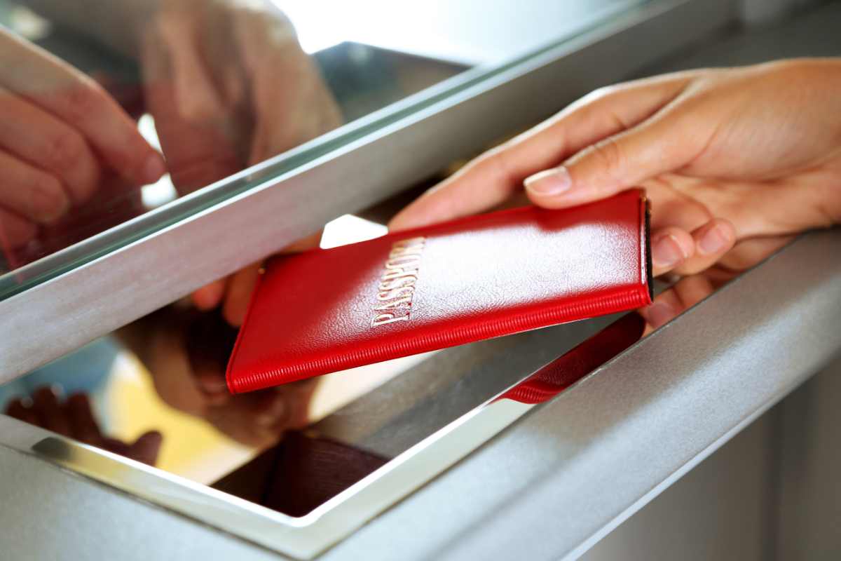 mostrare passaporto controlli