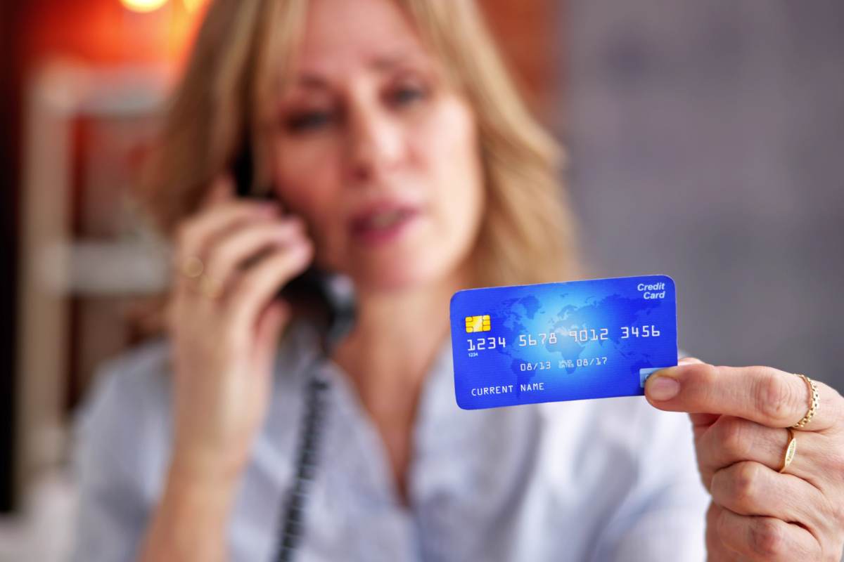 donna al telefono in mano carta bamcomat