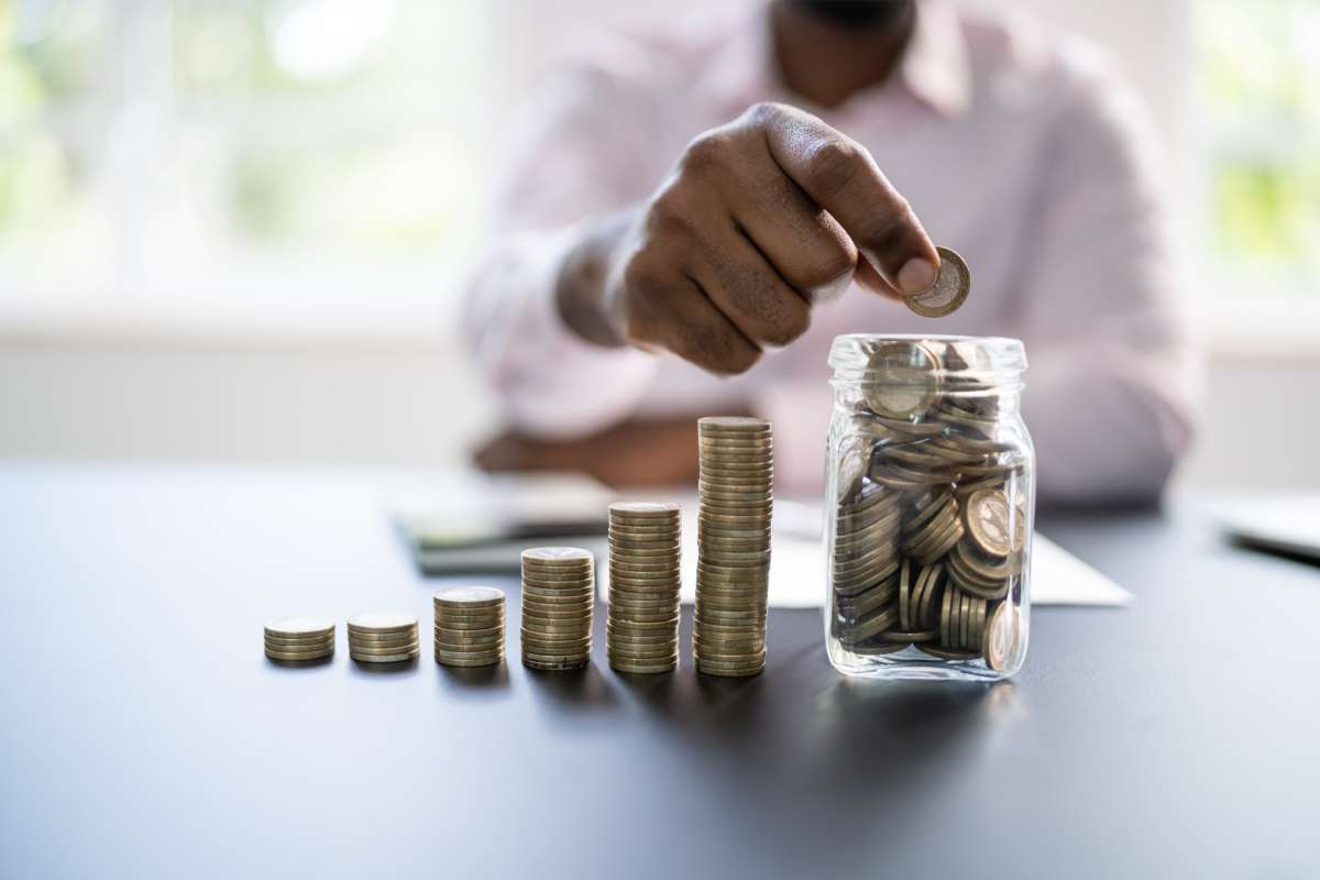 uomo che conserva risparmi