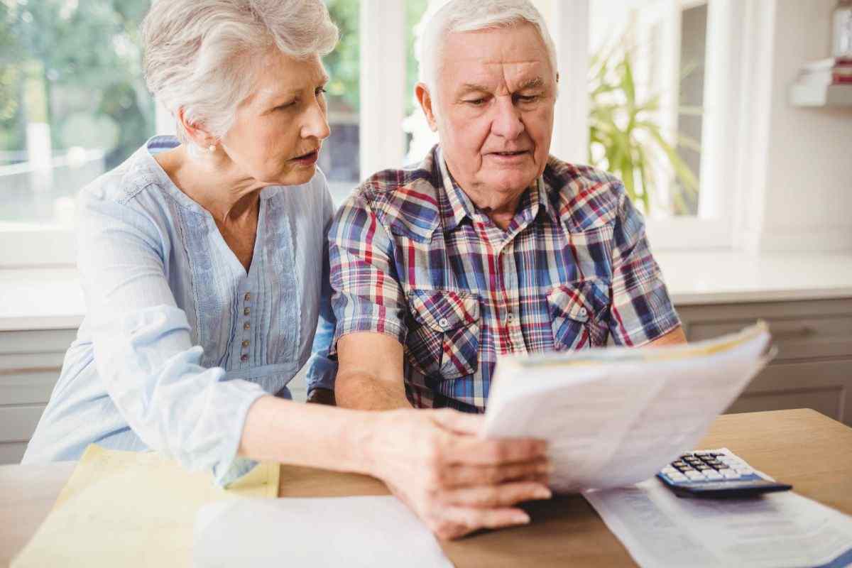 pensionati guardano documenti