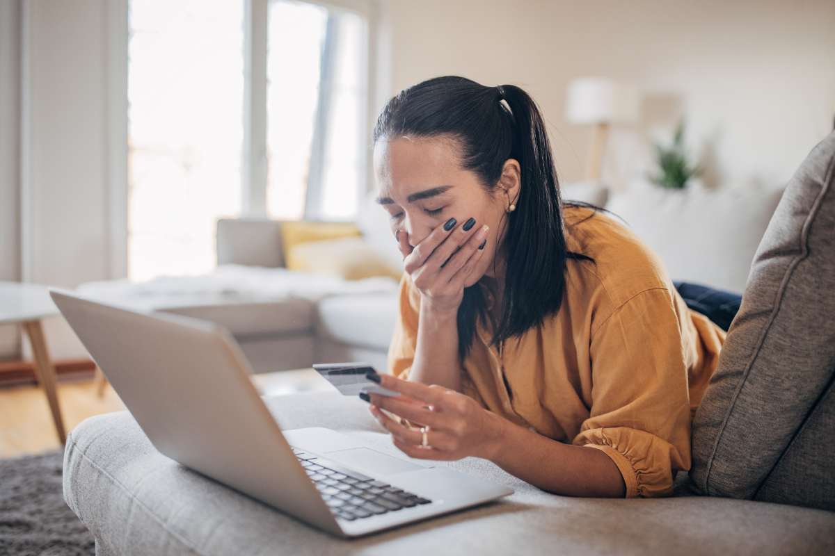 donna preoccupata pc carta di credito