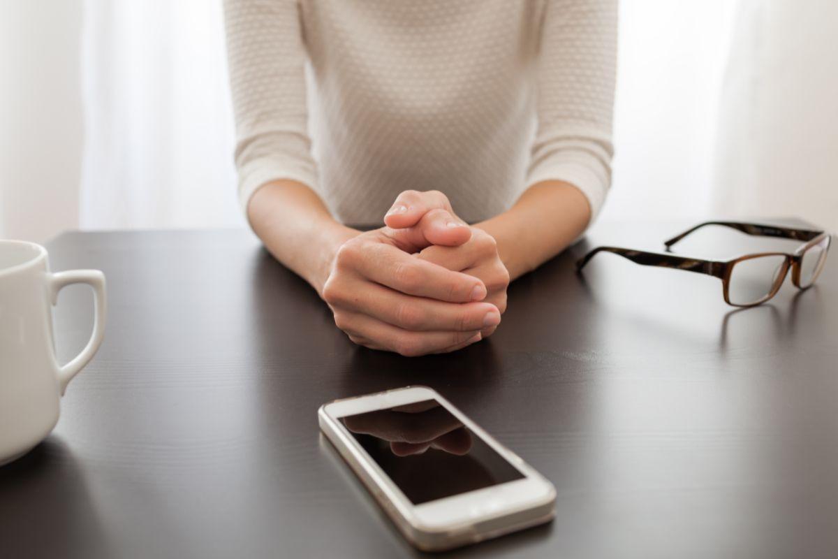 donna telefono occhiali