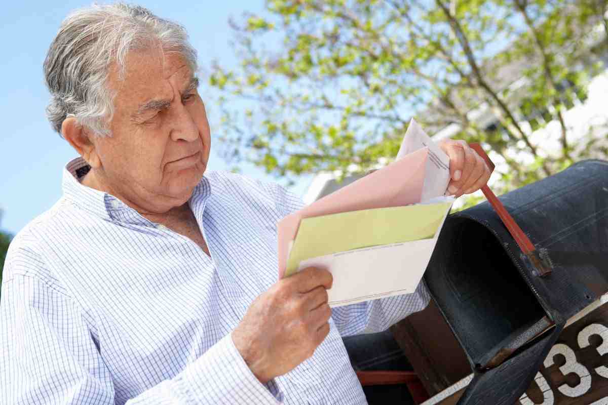 pensionato legge documento