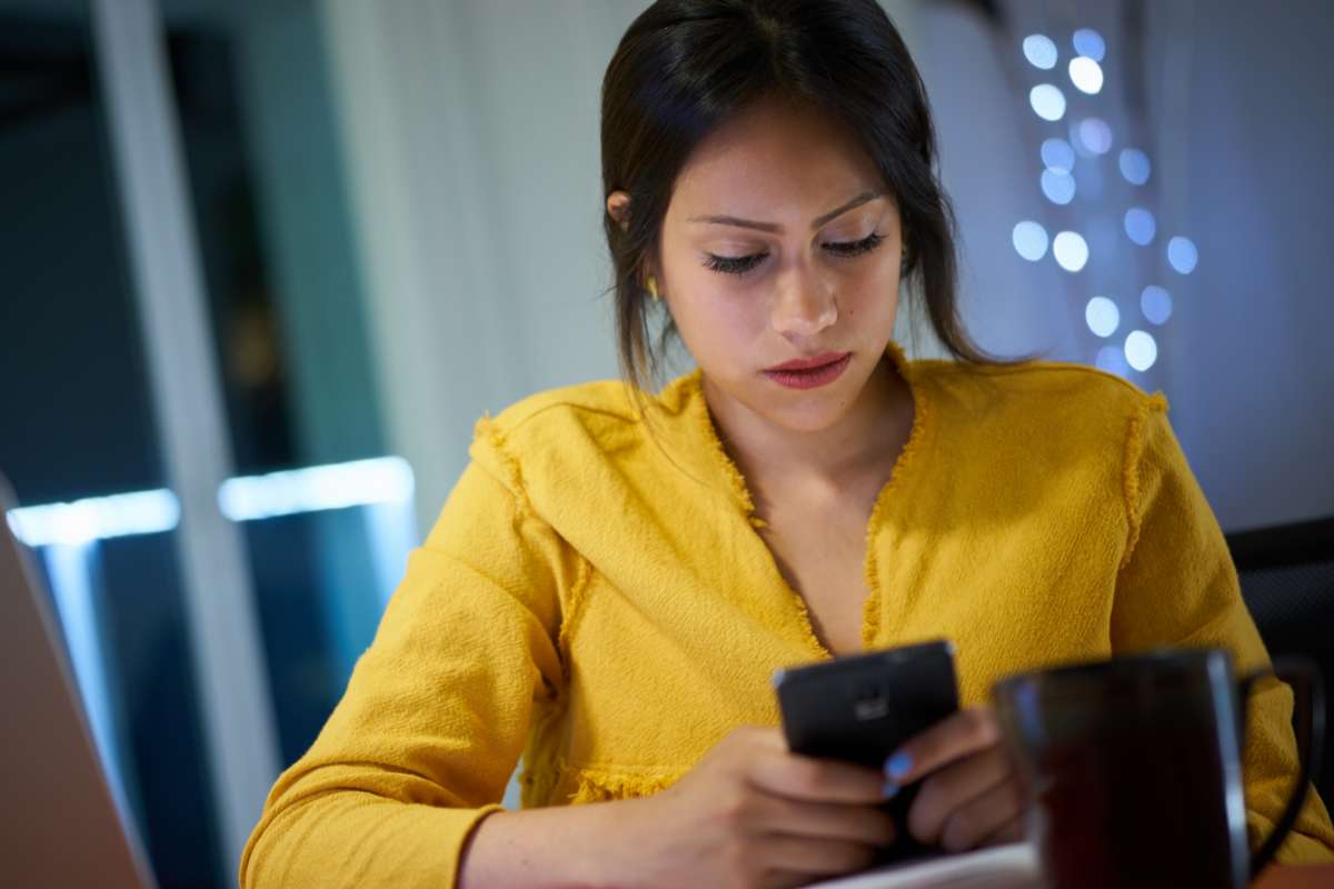 ragazza usa smartphone