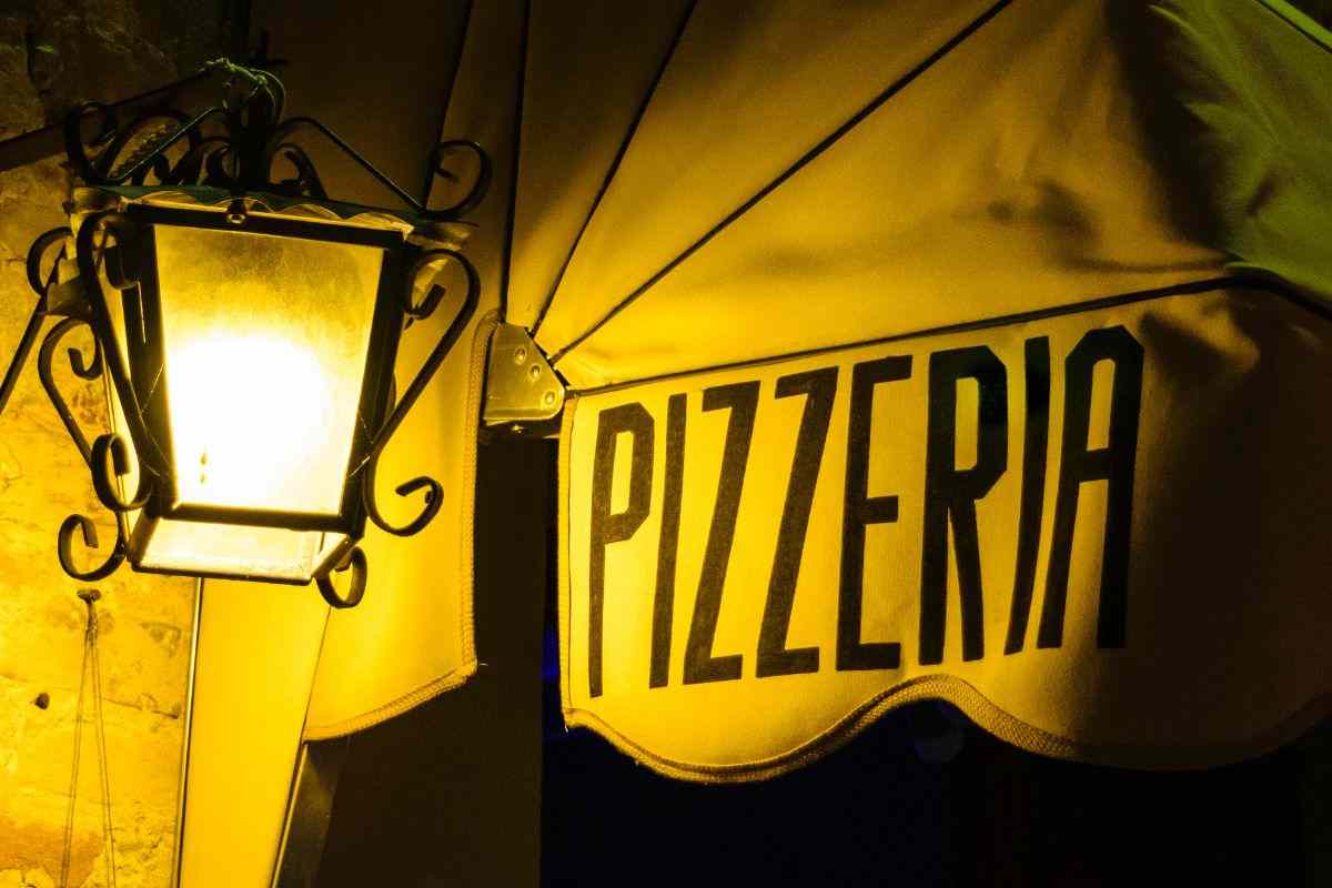 tenda esterna con scritta pizzeria