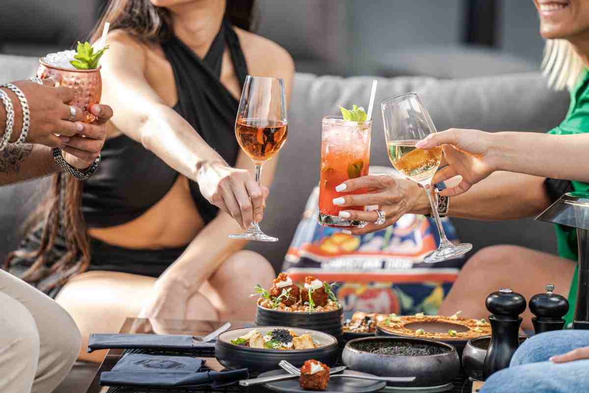 amici che fanno aperitivo al bar