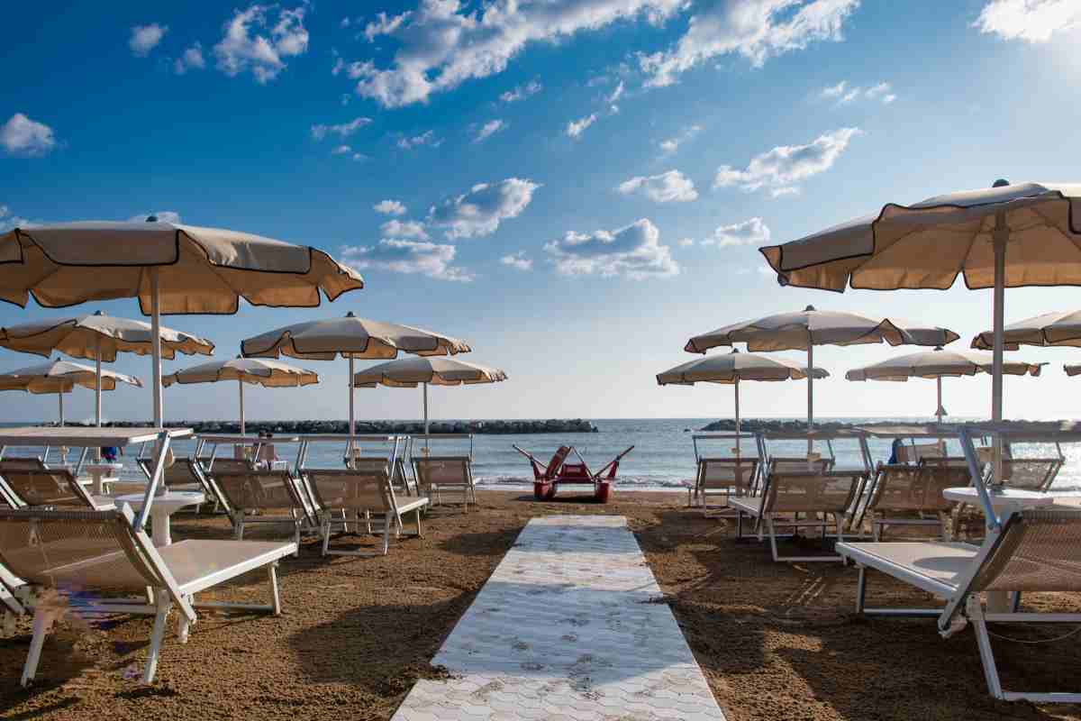 lido con ombrelloni e lettini