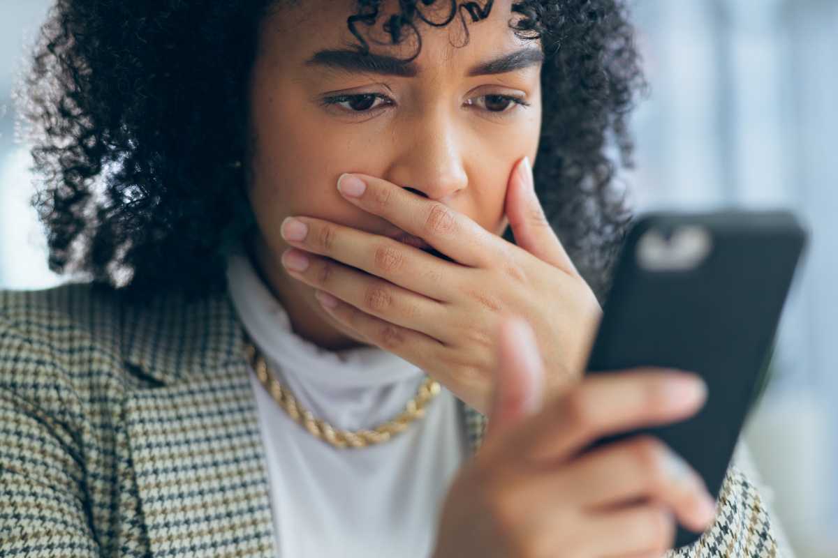 donna preoccupata smartphone