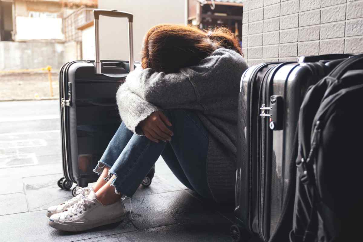 donna triste bagagli