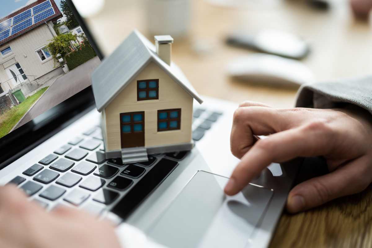 persona pc annuncio vendita casa