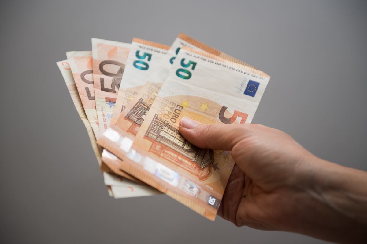 mano con soldi in contanti