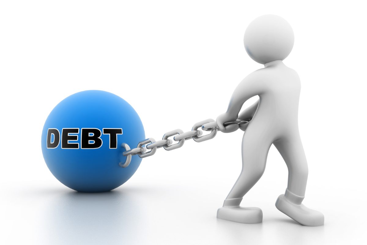uomo trascina palla debiti