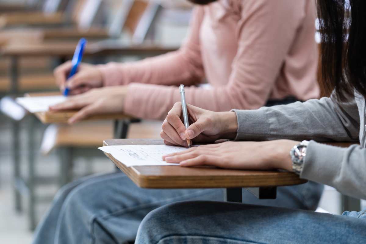 persone che fanno un test