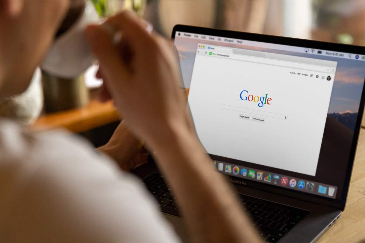 persona al pc che usa google