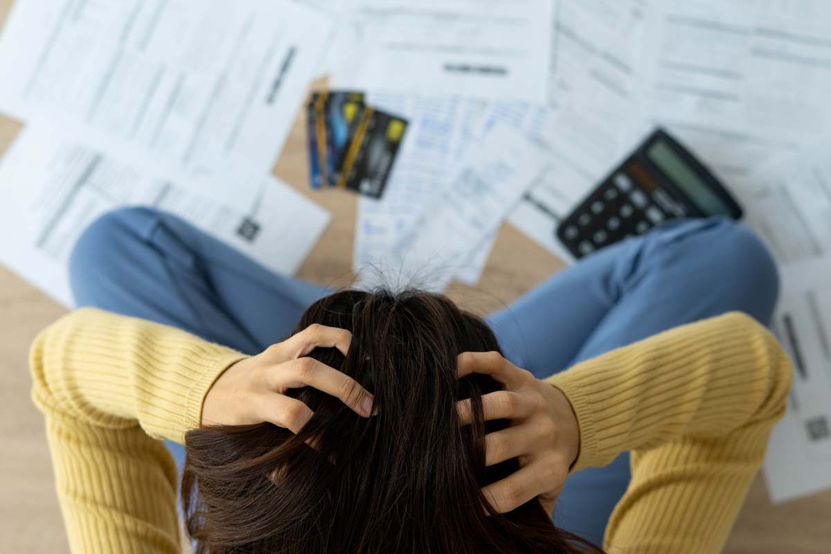 persona preoccupata bollette