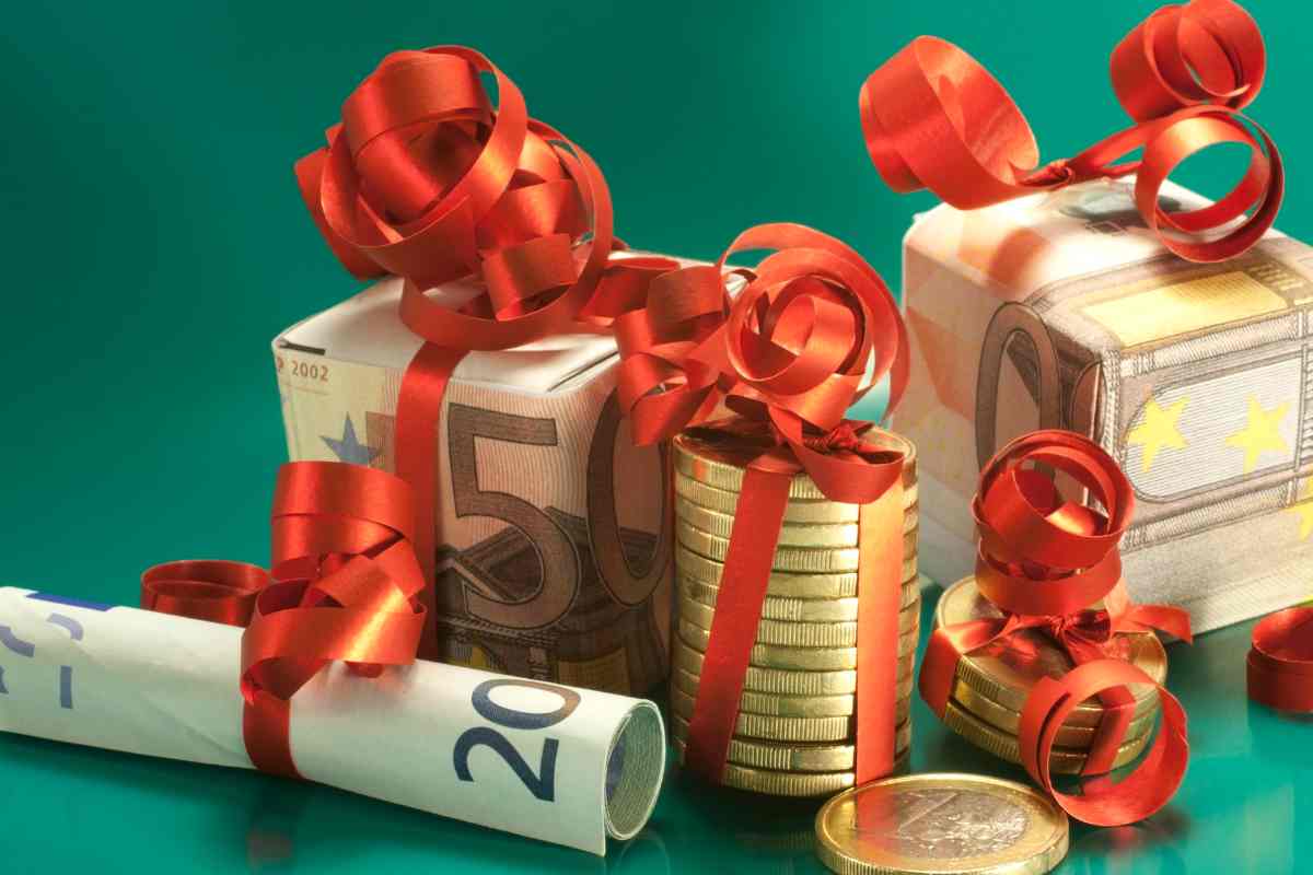 soldi contanti con nastri rossi