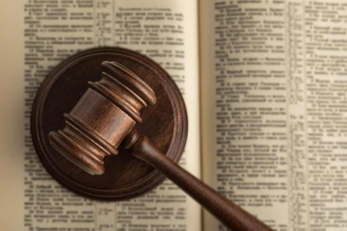 codice civile e martelletto da giudice