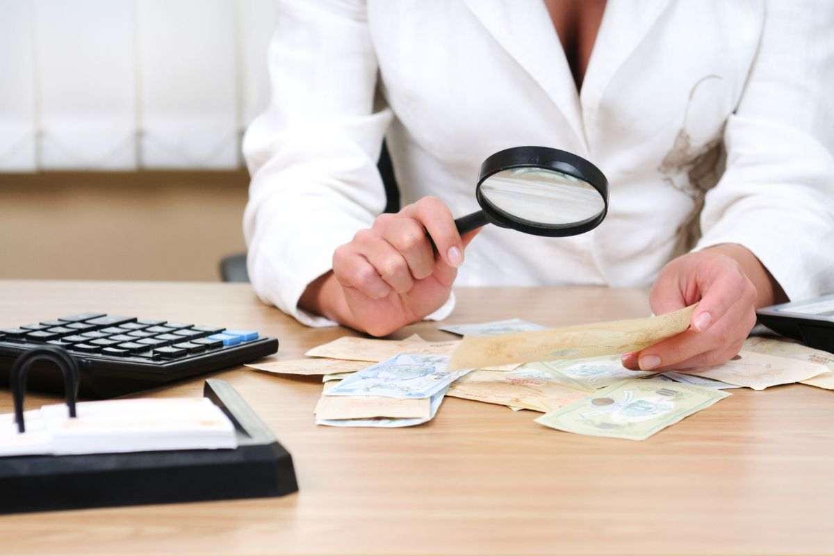 donna lente ingrandimento documenti