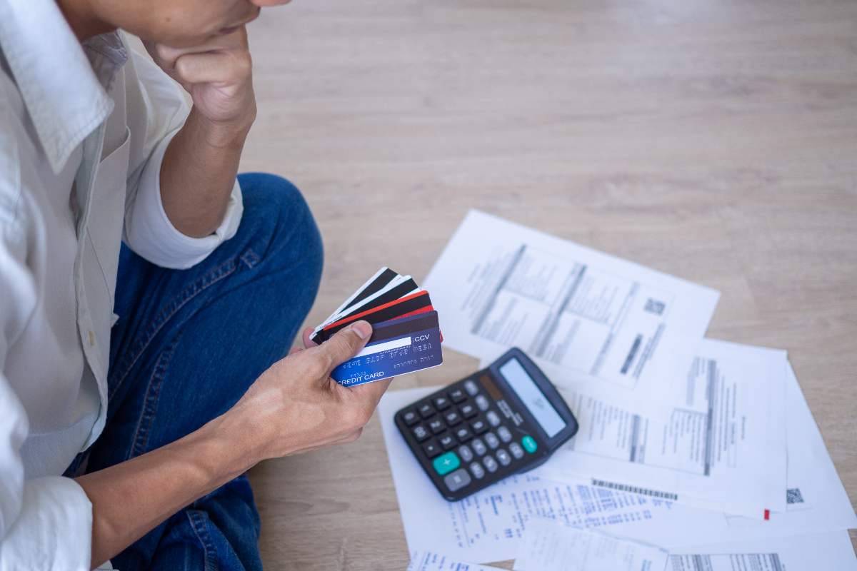 uomo fa i conti con i debiti