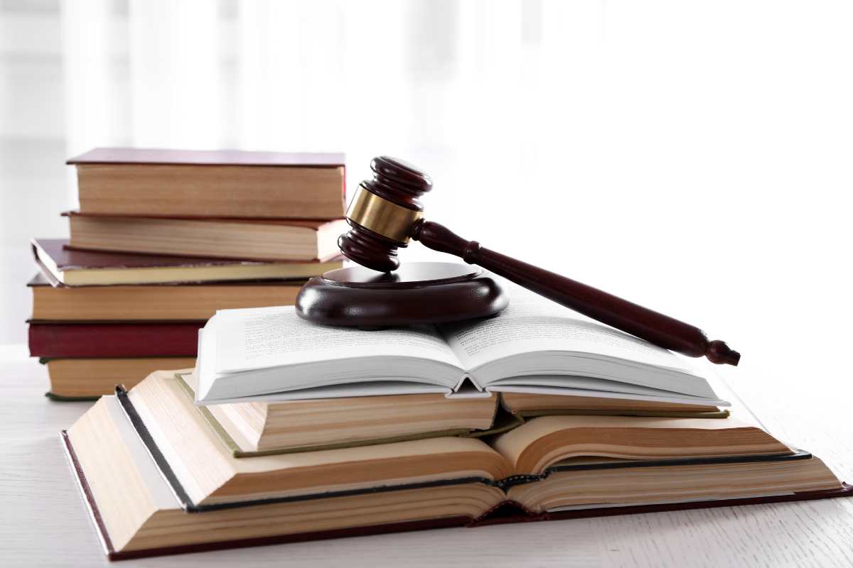 libri di diritto e martelletto legno di un giudice