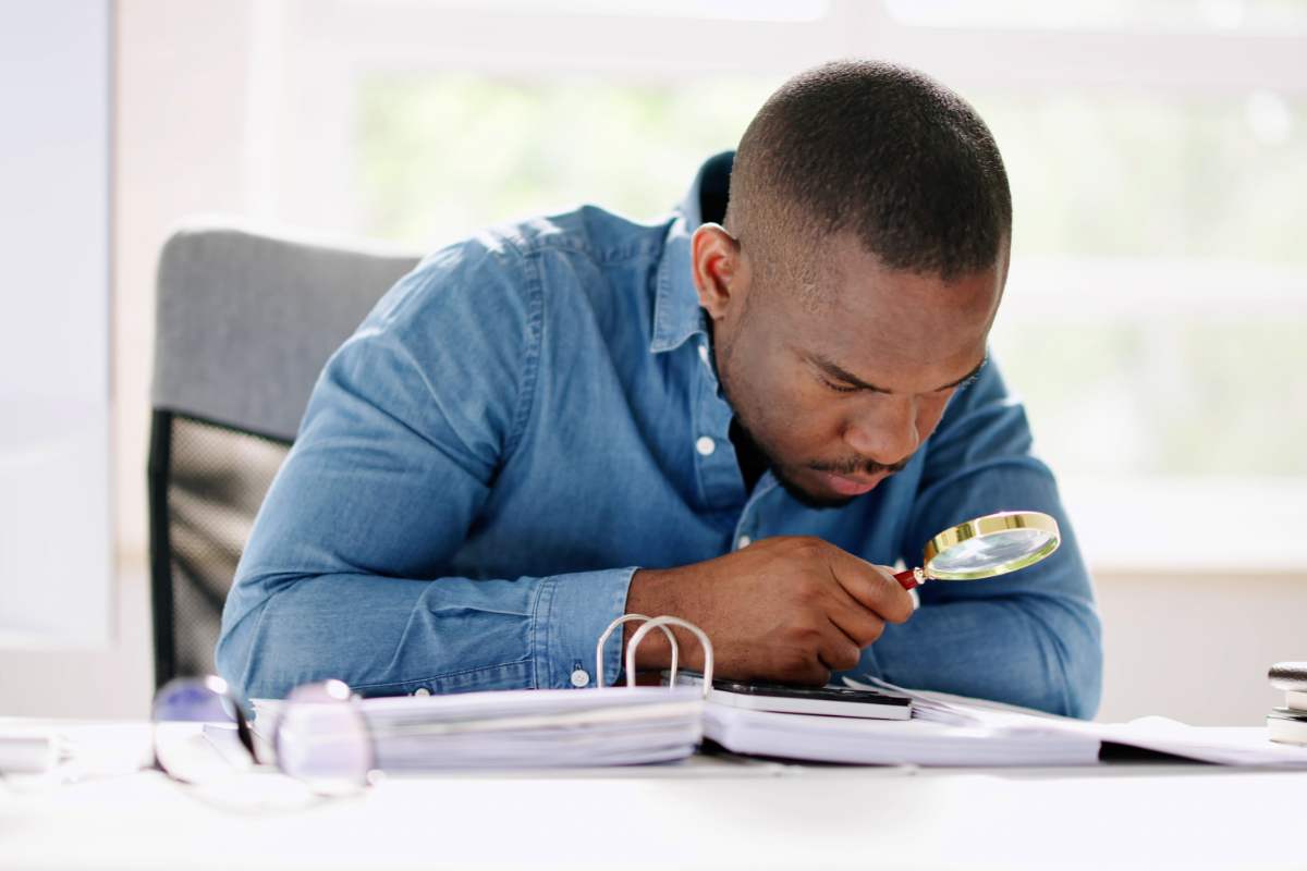 uomo controlla documenti