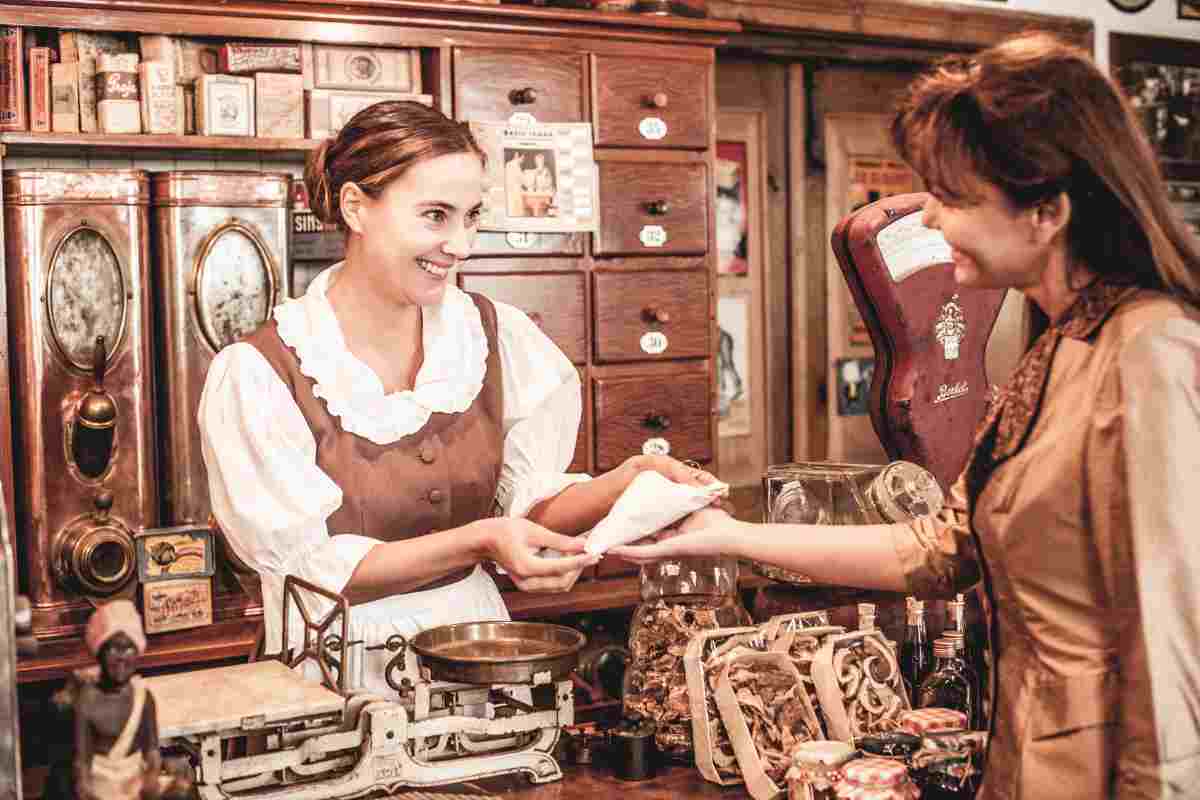 donna acquista in un negozio dell'usato