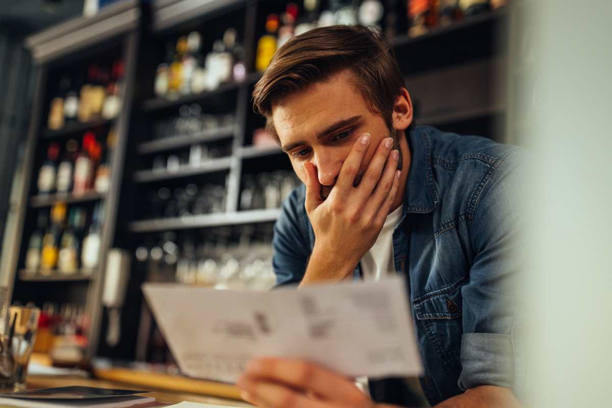 uomo preoccupato con lettera in mano