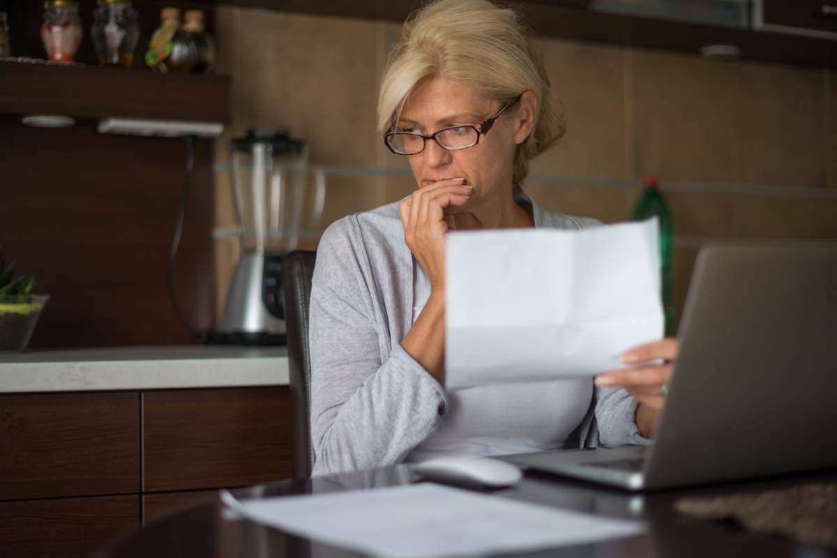 donna preoccupata per i debiti