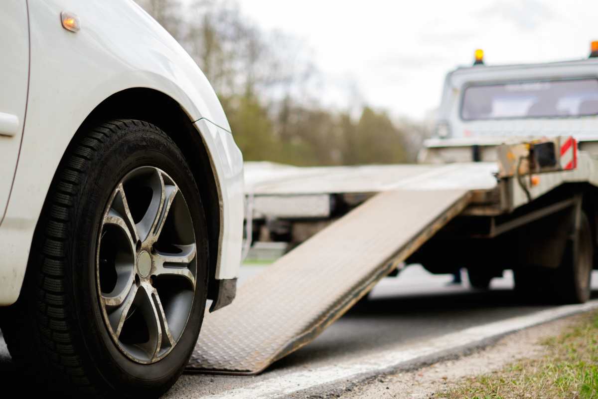 carroattrezzi porta via un'auto