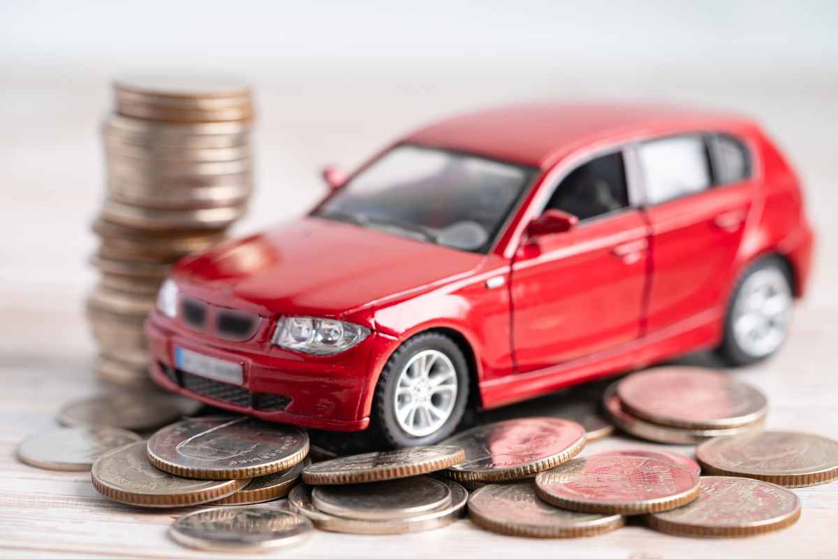 modellino auto e monete