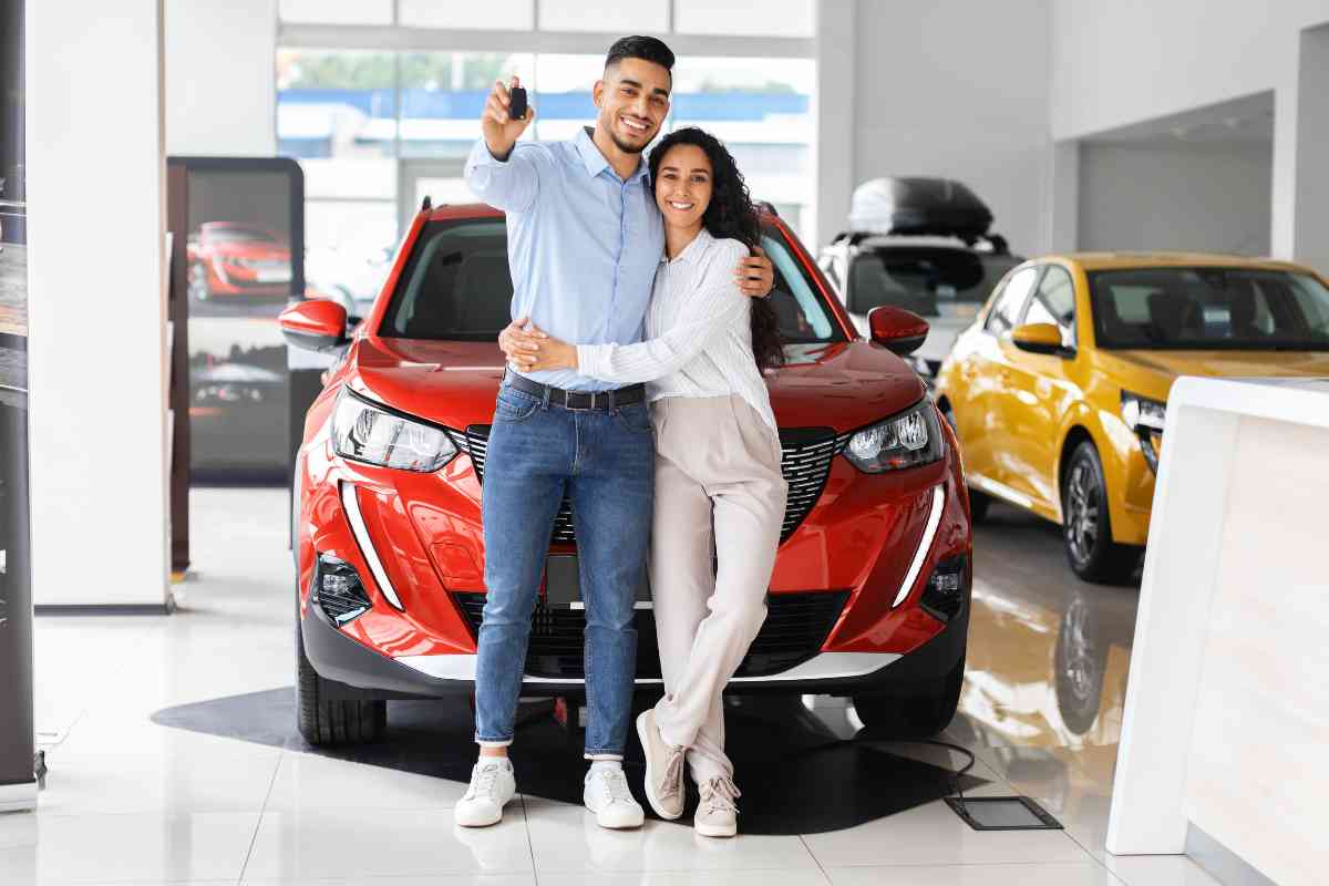 coppia compra automobile