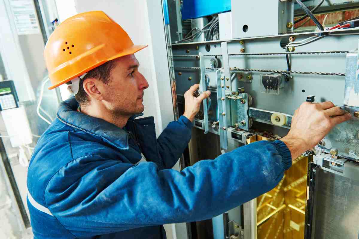 tecnico che ripara ascensore