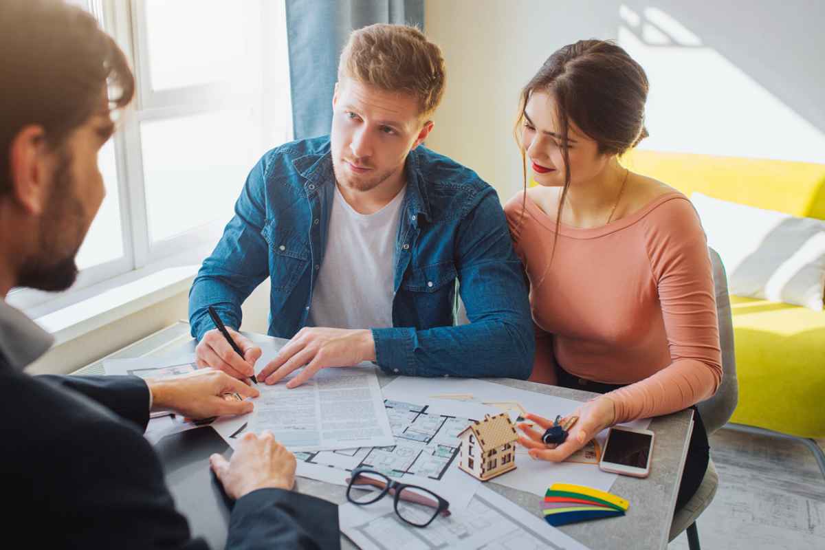 coppia e agente immobiliare