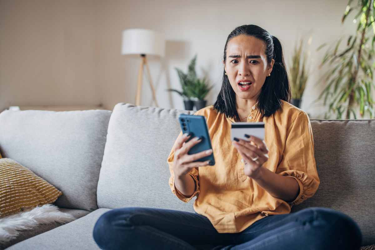 donna smartphone carta preoccupata