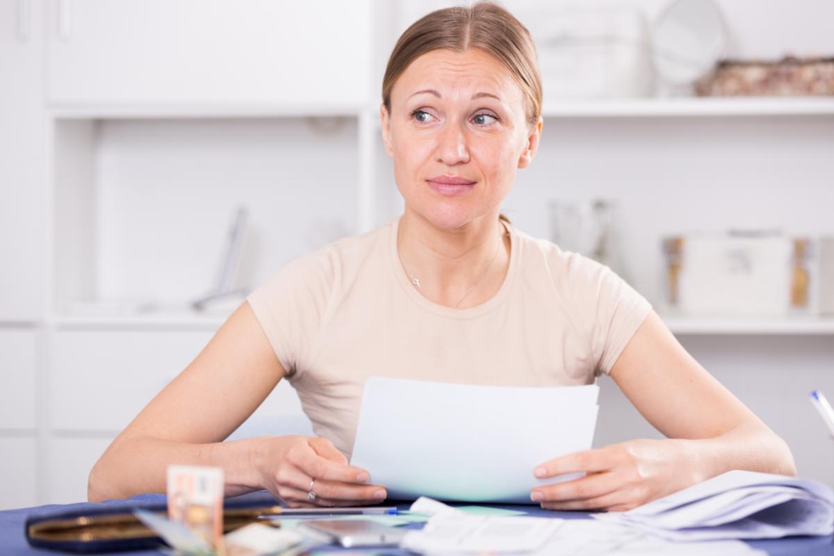 donna preoccupata debiti