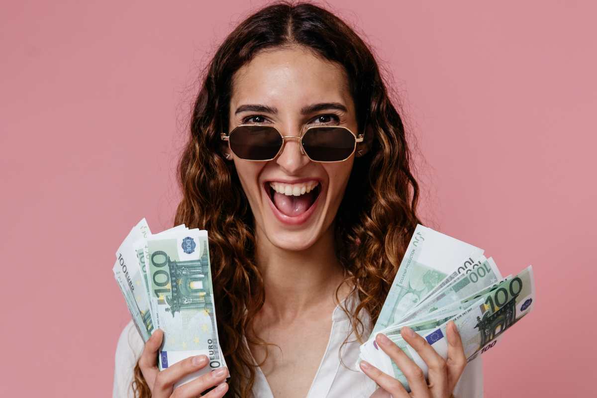 donna con soldi in mano