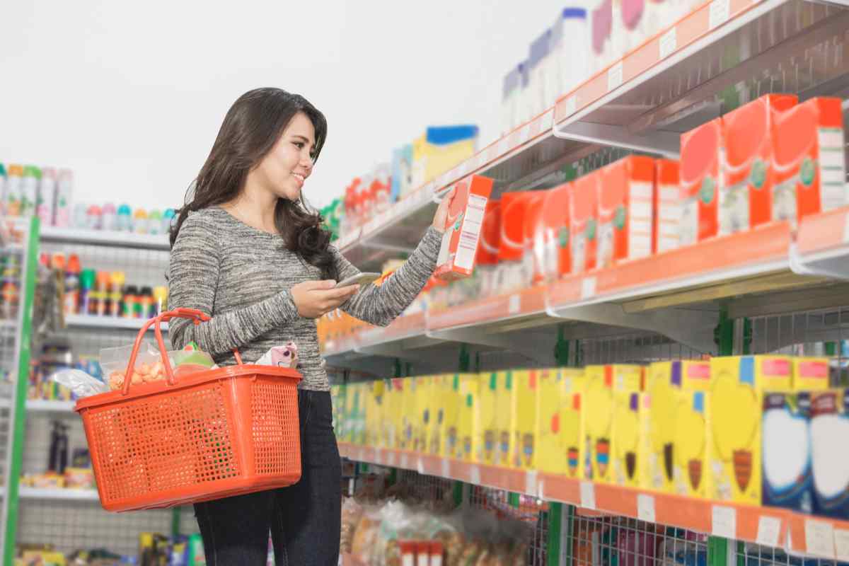 donna fa la spesa in un supermercato